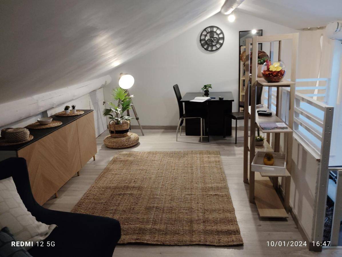 Appartement entier, One-Bedroom Apartment in Apt, Parc naturel régional du Luberon
