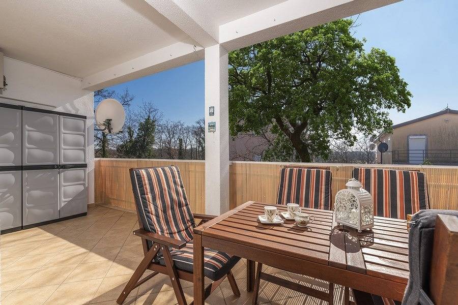 Ganze Wohnung, Schöne Wohnung mit Balkon und Gartenblick in Karigador, Umag und Umgebung