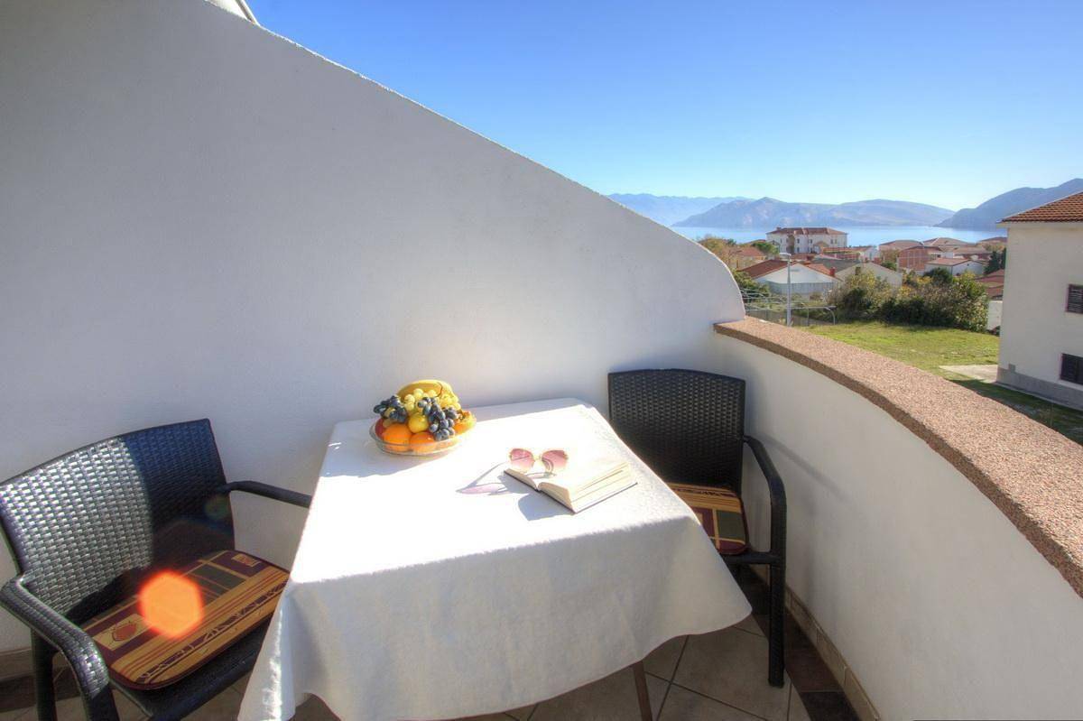 Apartamento vacacional entero, Holiday flat in Baška with private balcony in Baska, Krk (isla)
