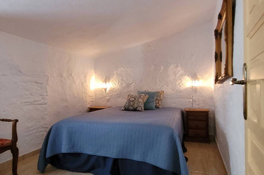 Family townhouse w/private pool, terrace, mountain & sea views. A hikers dream! in Canillas de Albaida, Provincia de Málaga