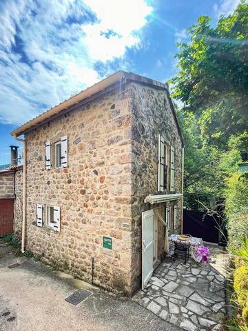 Gîte pour 3 personnes, avec terrasse ainsi que vue et jardin à Pranles