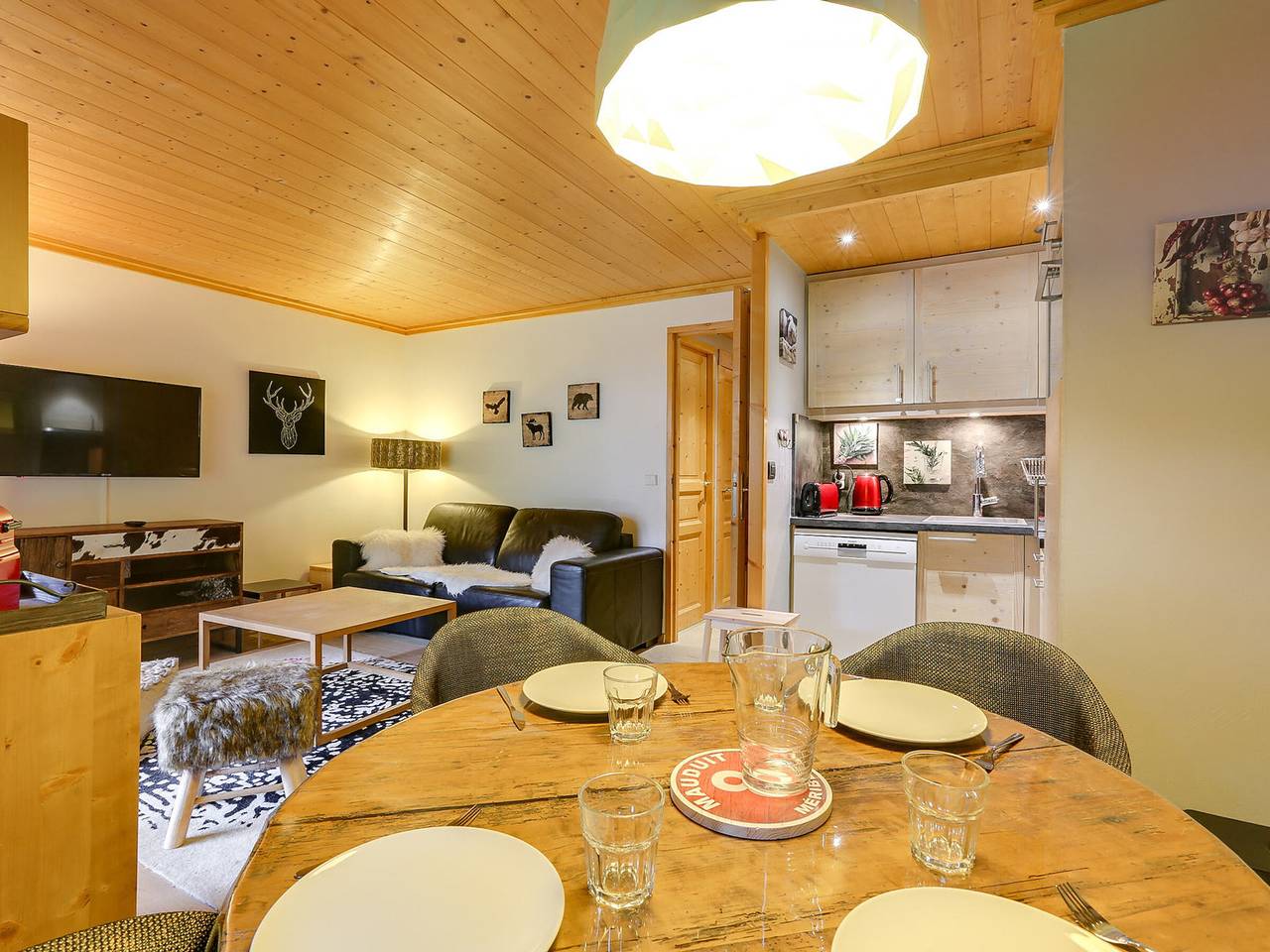 Entire apartment, Cozy Apartment Near Méribel Center, Perfect for Families – Sleeps 4/5, with Garage and Balcony in Les Allues, Les Trois Vallées