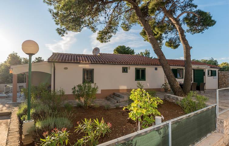 Gîte pour 4 personnes, avec piscine ainsi que terrasse et vue sur le lac à Pirovac - 3