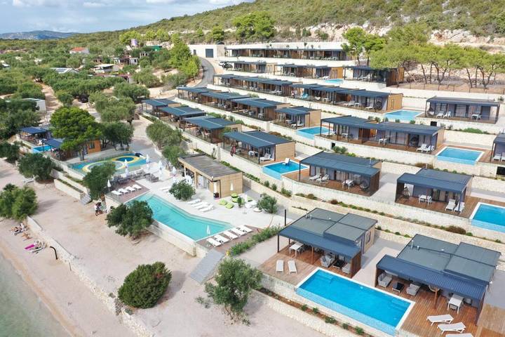 Camping für 2 Personen, mit Terrasse und Garten sowie Kinderpool und Pool in Tisno