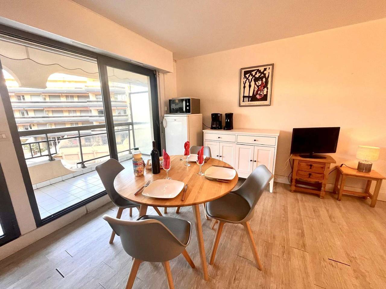 Appartement entier, Appartement 2P, 4 Couchages, Terrasse et Salon de Jardin à 200m de la Plage, Fréjus in Fréjus Plage, Fréjus