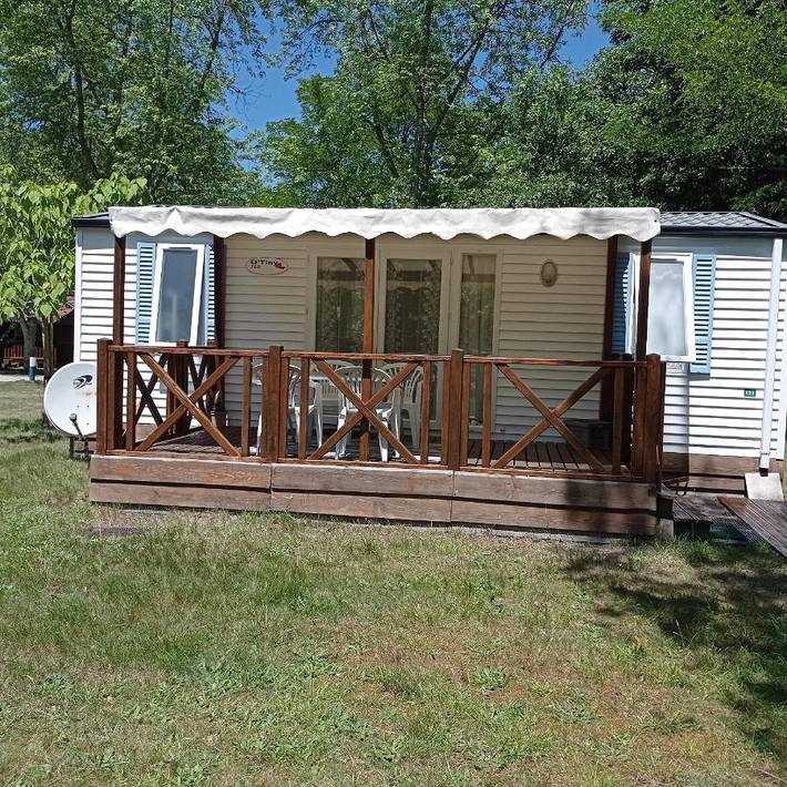 Camping pour 6 personnes, avec terrasse ainsi que jardin et piscine