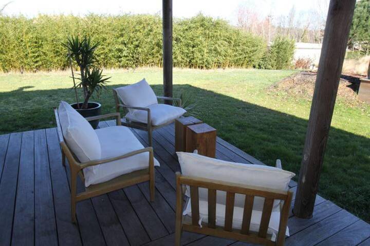 Location de vacances pour 2 personnes, avec vue ainsi que piscine et jardin à Camblanes-et-Meynac - 3