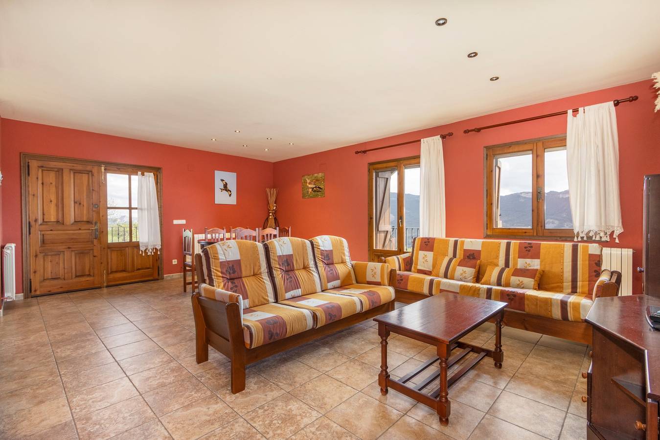 Apartamento entero, Apartamento 'Milano' con vistas a la montaña, terraza privada y Wi-Fi in Valle de Lierp, Pirineos