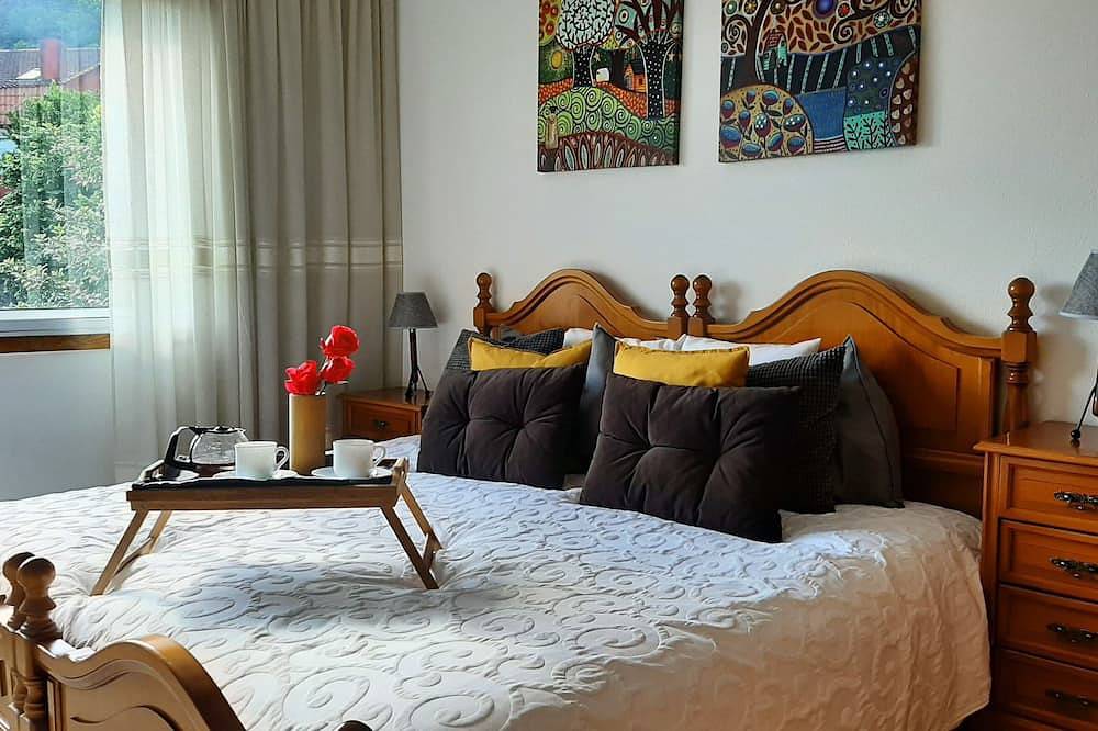 A Casa Do Regueiro, serving wine and thermal water in Cenlle, Ourense Region