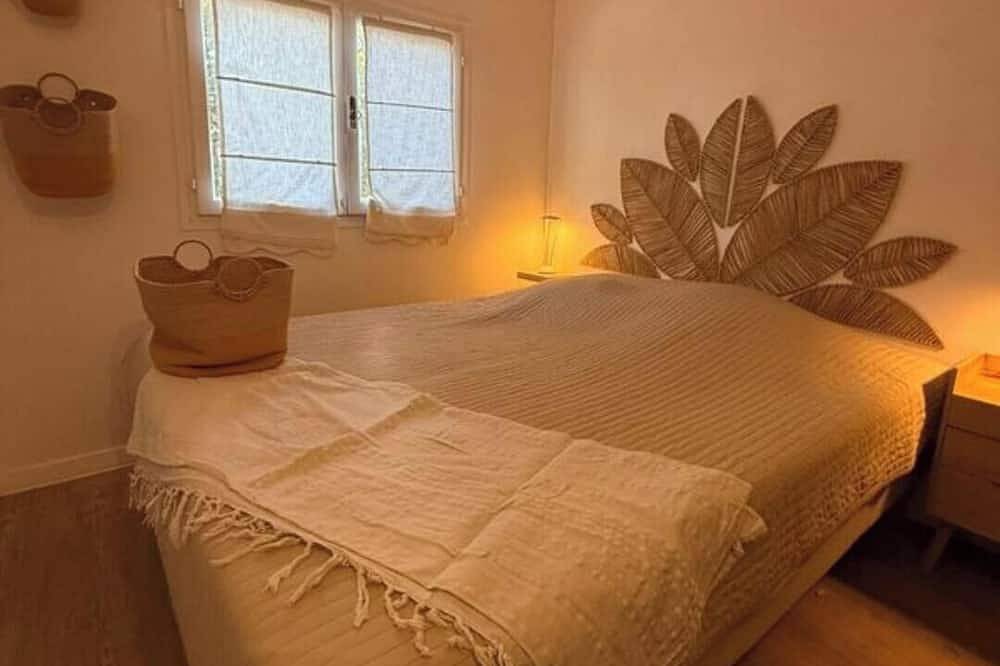 Comfortable bungalow in a 3-star family campsite in Aubagne, Marseille region