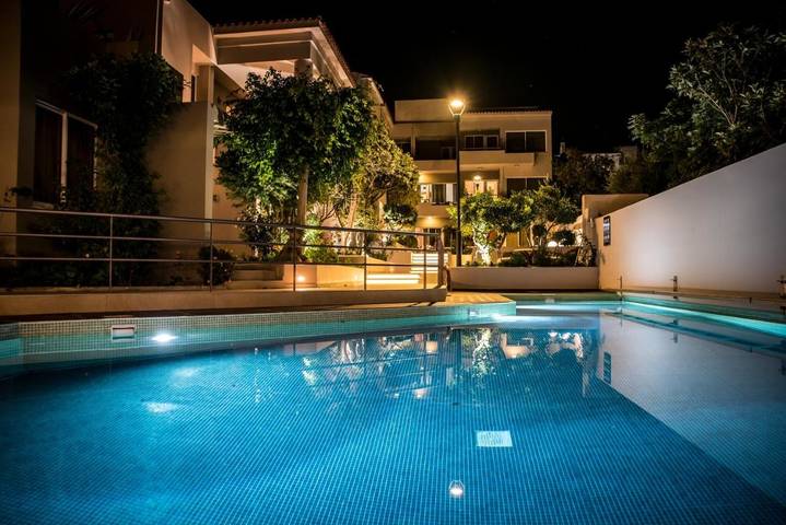 Apartahotel para 2 personas, con piscina y jardín en Creta
