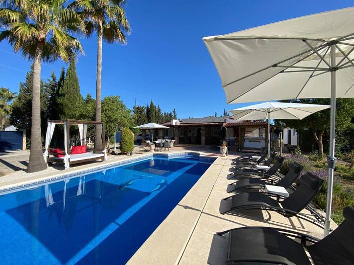 Alojamiento y desayuno para 2 personas, con Terraza y Jacuzzi además de Jardín y Piscina en Alhaurín el Grande