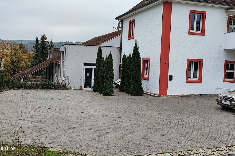 Ganze Wohnung, Monteurwohnung bis zu 10 Personen incl. gratis Parkplatz + Wlan + Grill in Veitshöchheim, Fränkisches Weinland