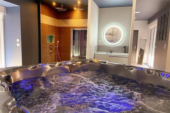 Gîte pour 2 personnes, avec jacuzzi et jardin ainsi que sauna et terrasse