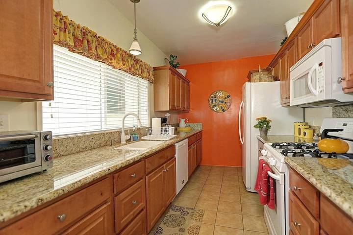 Bungalow for 7 people, with yard in Los Angeles