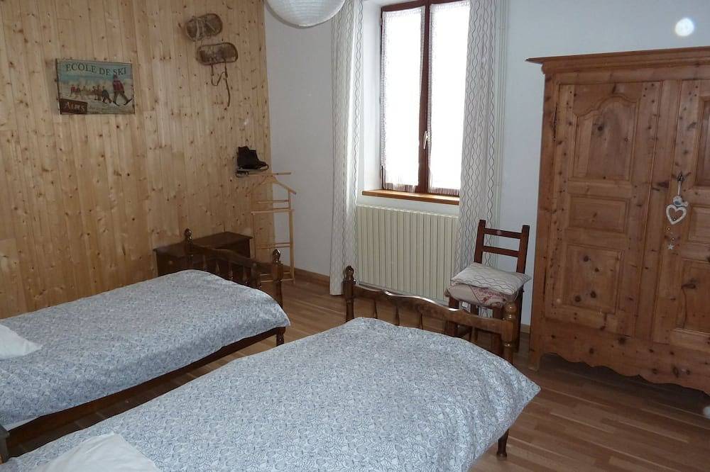 Appartement dans maison avec jardin et parking privatif fermés in Briançon, Région de Briançon