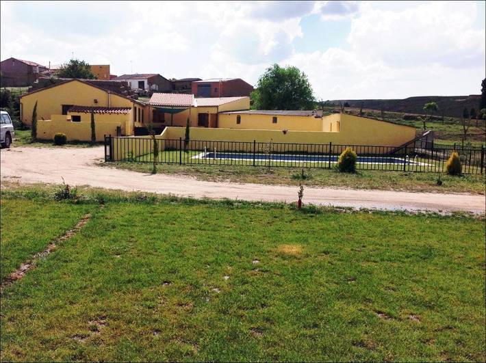 Casa rural para 26 personas, con Jacuzzi y Terraza además de Jardín y Piscina en Alaraz - 2