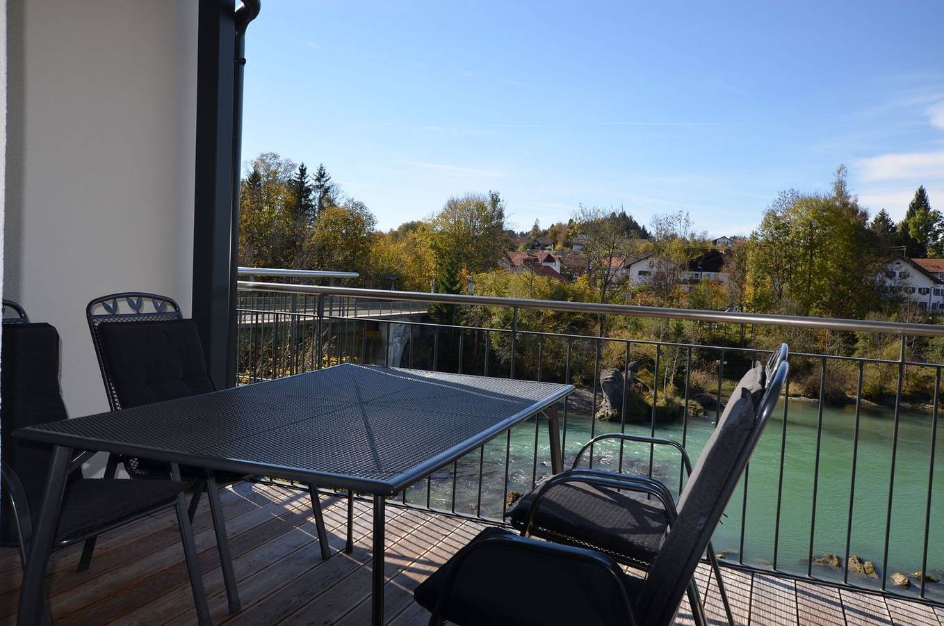 Ganze Wohnung, Moderne Ferienwohnung mit überdachtem Balkon und Bergblick in Oberbayern in Prem, Bayerische Alpen