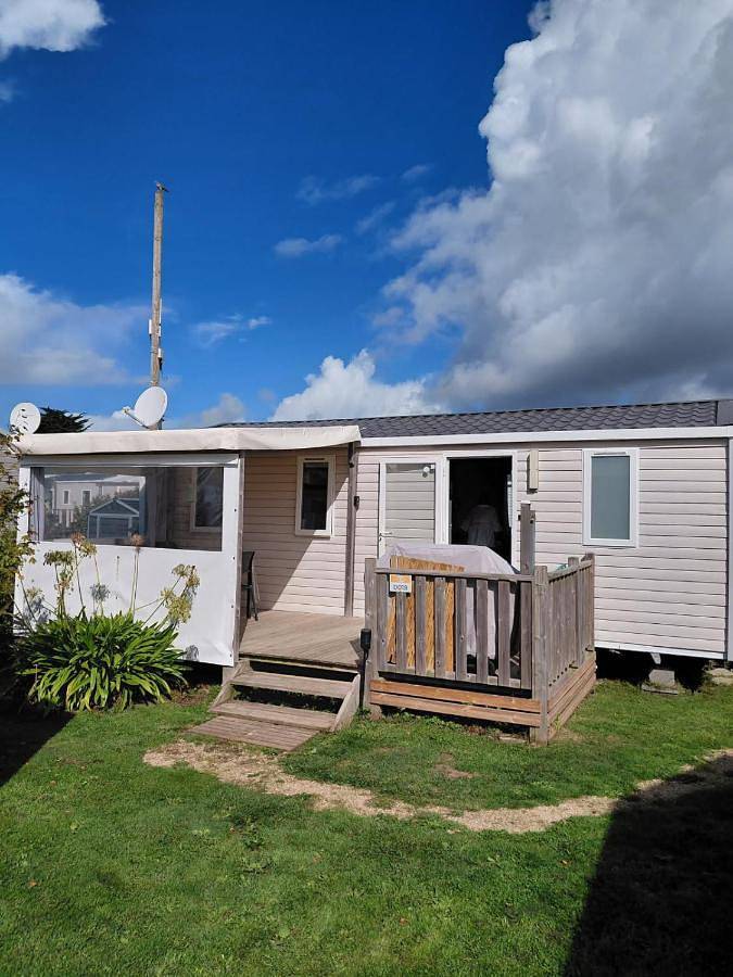 Camping pour 6 personnes, avec bassin pour enfant ainsi que piscine et terrasse