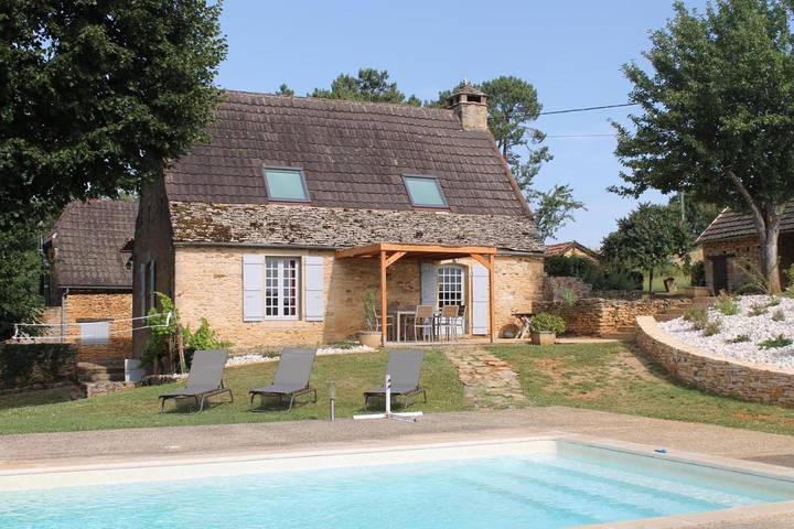 Location de vacances pour 6 personnes, avec piscine ainsi que terrasse et jardin, animaux acceptés à La Chapelle-Aubareil - 3