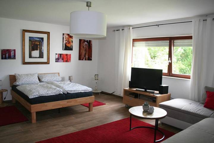 Ferienwohnung für 3 Personen, mit Whirlpool und Terrasse sowie Garten und Pool in Oberotterbach
