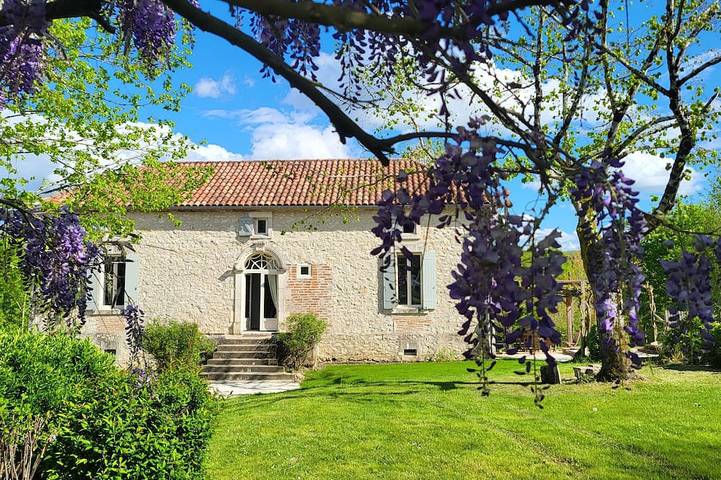 Location de vacances pour 12 personnes, avec terrasse et jardin à Trémons