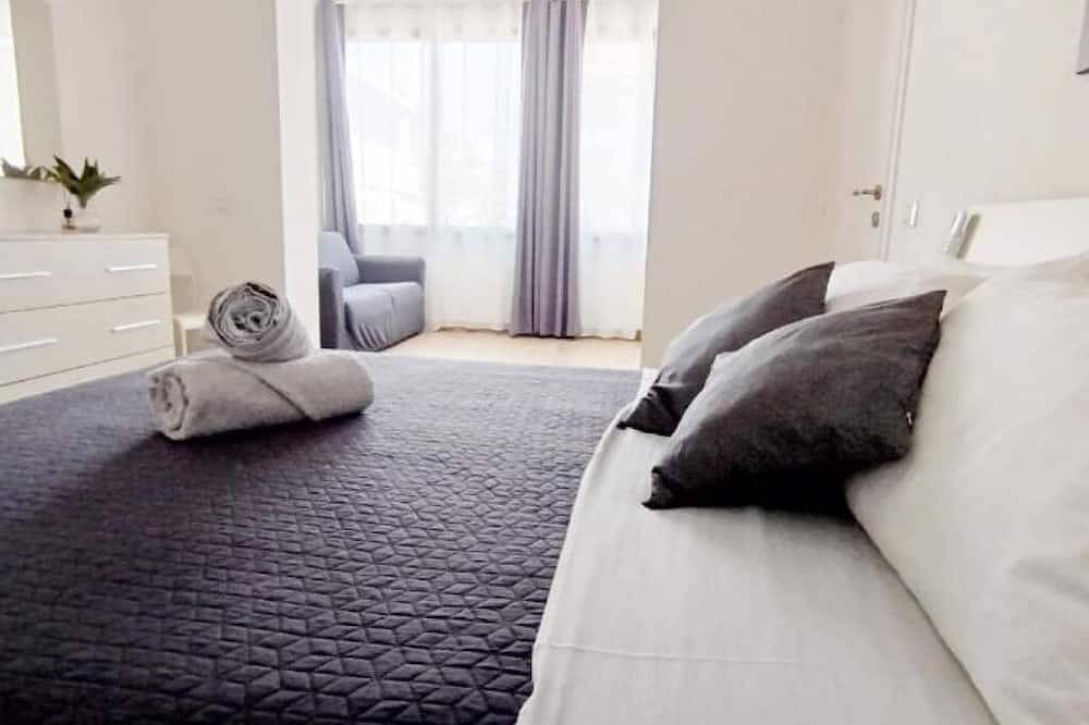 2 minutes from the sea and all services. 9 minutes by car from the airport in Fiumicino, Rom Provinz