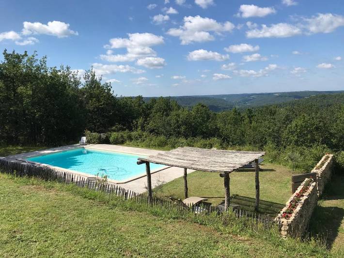 Location de vacances pour 8 personnes, avec vue ainsi que terrasse et piscine à Tursac - 4