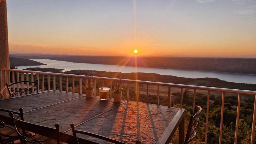 Villa pour 6 personnes, avec jardin ainsi que vue et vue sur le lac dans les Gorges du Verdon