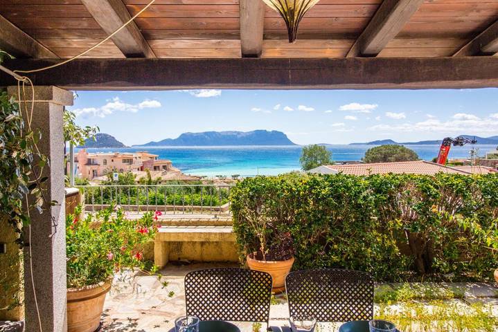 Appartamento intero, Guesthost - Sea View Apartment with Veranda! in Spiaggia di Baia Caddinas, Golfo Aranci