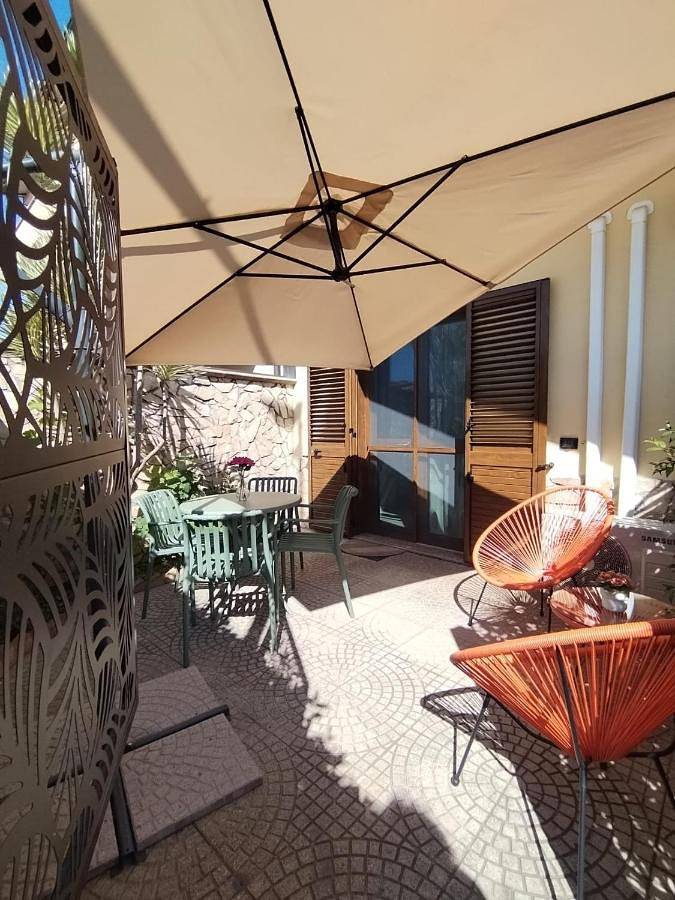 Gîte pour 4 personnes, avec jardin, adapté aux familles dans Gallico Marina