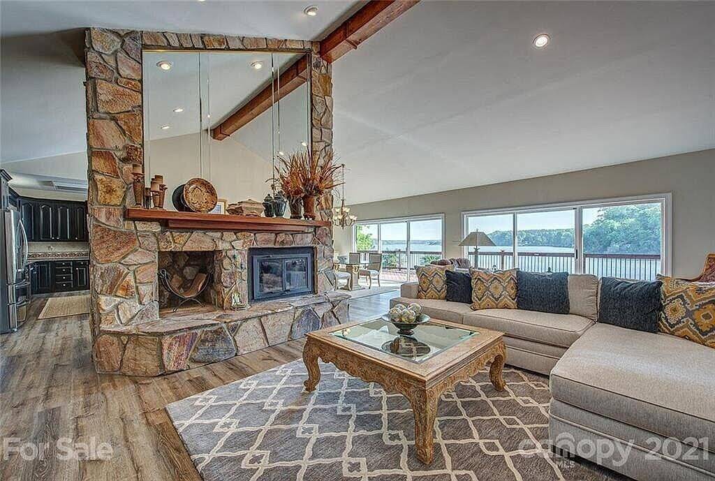 Private Lakeside Oasis - Newly Renovated - Spacious Interior - Movie Theater in Gaston County