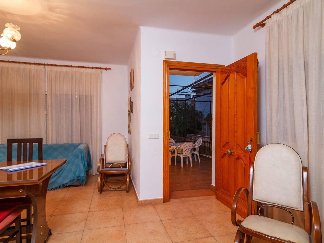 Bungalow luminoso con jardín privado en Nerja, 3 habitaciones para 6 in Playa de Burriana, Nerja