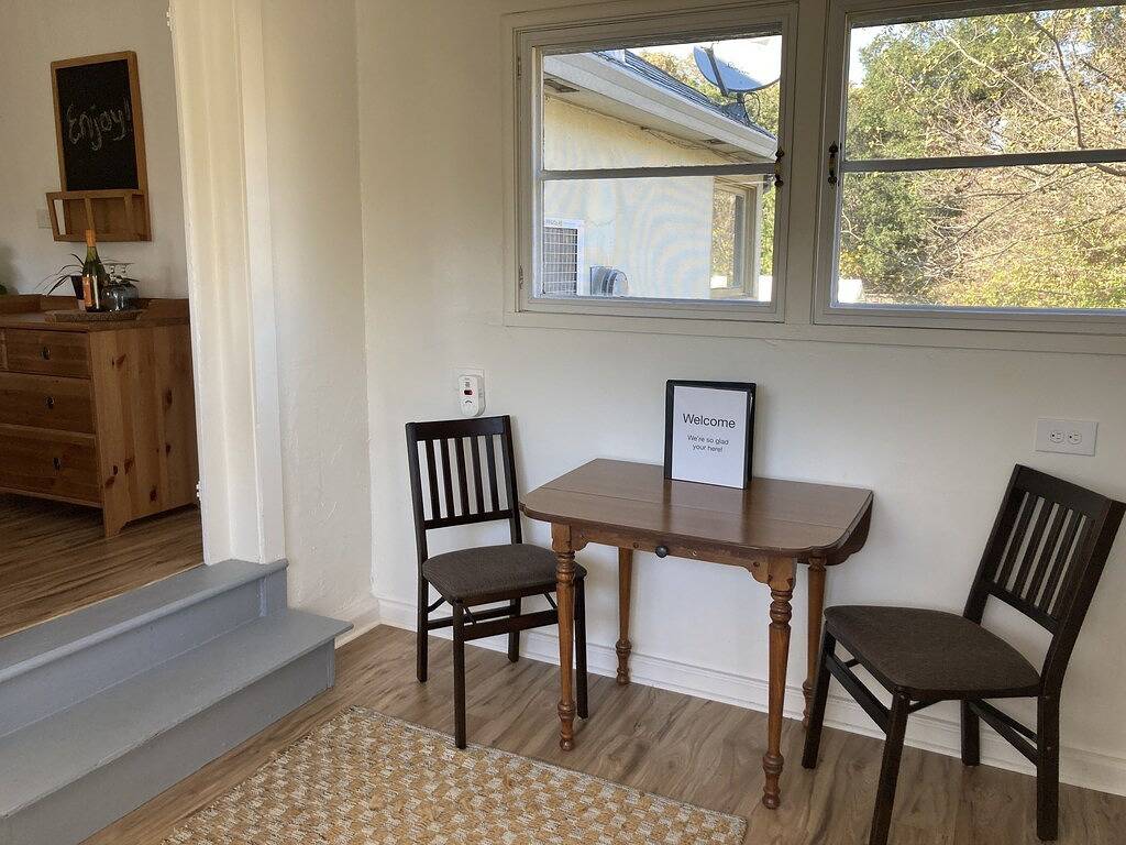 Ganze Wohnung, 2 Bedroom Flat With Short Walk to Downtown in Cloverdale, California North Coast