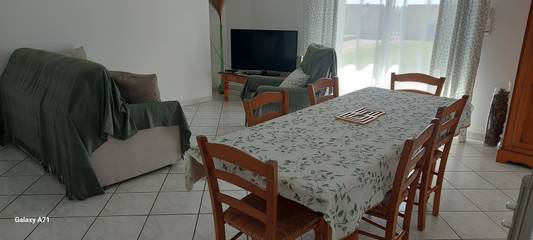 Gîte pour 8 personnes, avec jardin à Arces