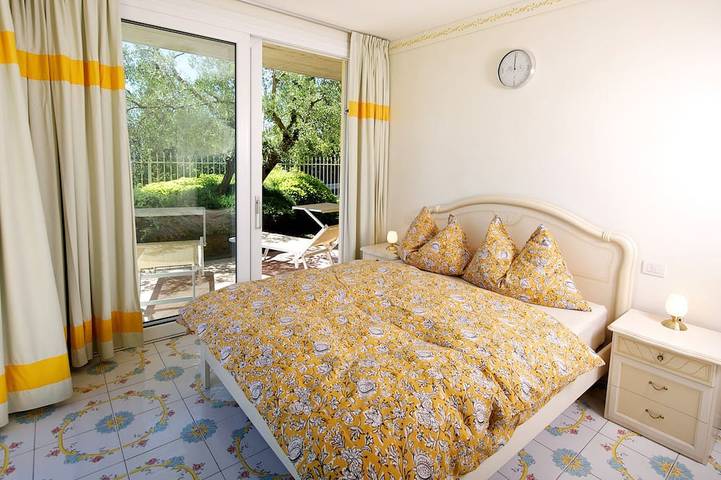 Ganze Wohnung, Residenz Limoni del Rustichel: FeWo N.5 mit Seeblick, Tiefgarage und Pool. in Maclino, Toscolano-Maderno