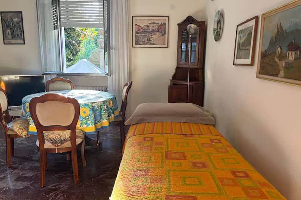 Ganze Wohnung, Apartment with terrace at Lido, near sea and vaporetto in Lido di Venezia, Venedig