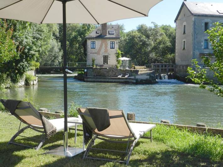 Chambre d’hôte pour 3 personnes, avec Terrasse et Jacuzzi ainsi que Jardin et Vue