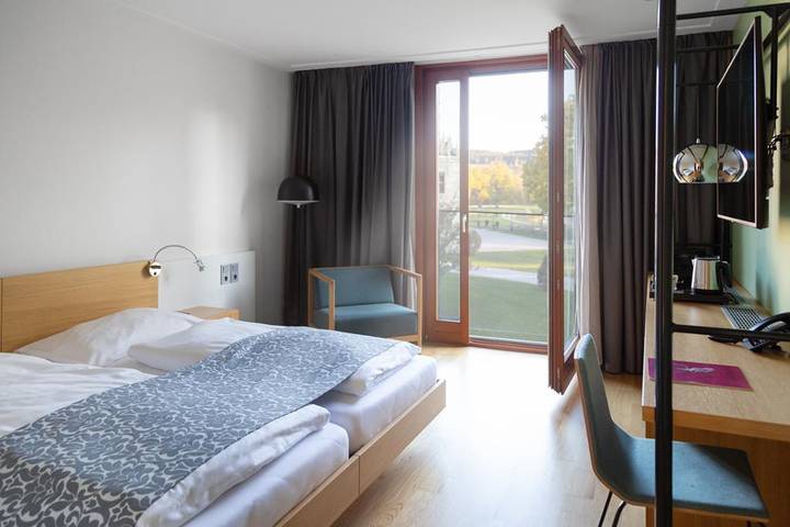 Hotel Schloss Hernstein - Hofblick Einzelzimmer Queensize Bett in Hernstein, Wiener Alpen in Niederösterreich