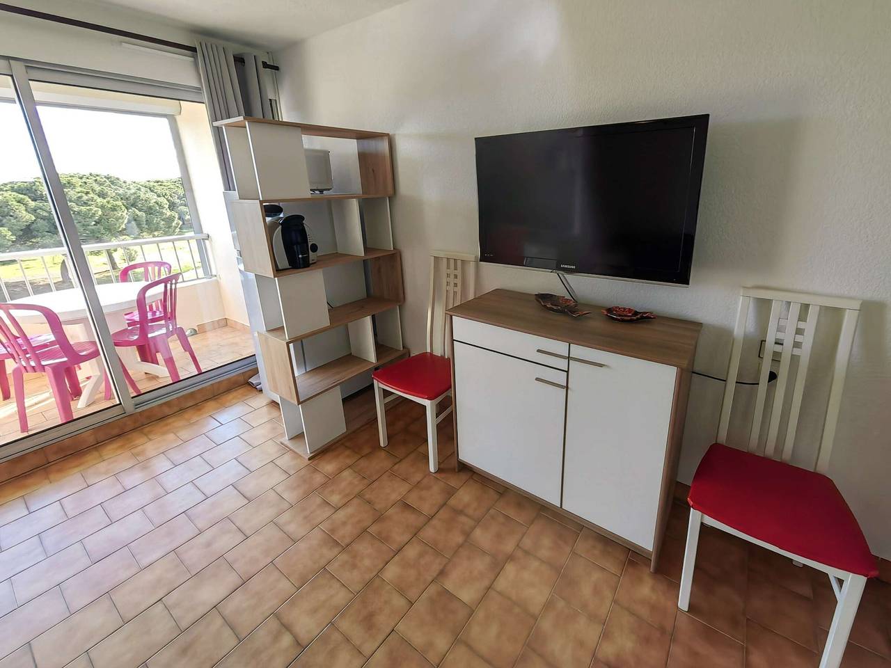 Entire studio, Air-conditioned studio cabin, pool, sleeps 4, lagoon view, Cap d'Agde in Cap d'Agde, Agde