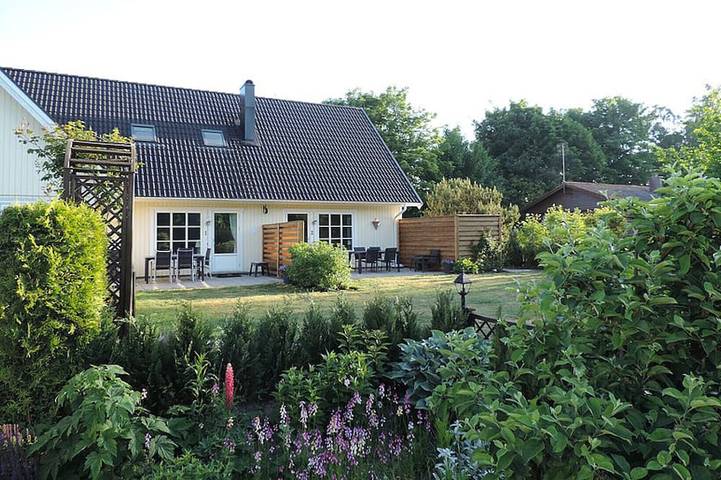 Ferienhaus für 4 Personen, mit Terrasse und Garten in Beddingestrand