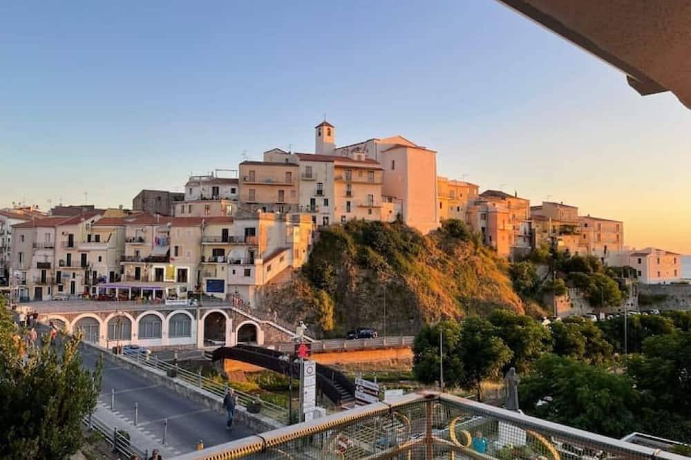 Charming Single Room with Balcony in Diamante Center in Diamante (desambiguación), Provincia de Cosenza