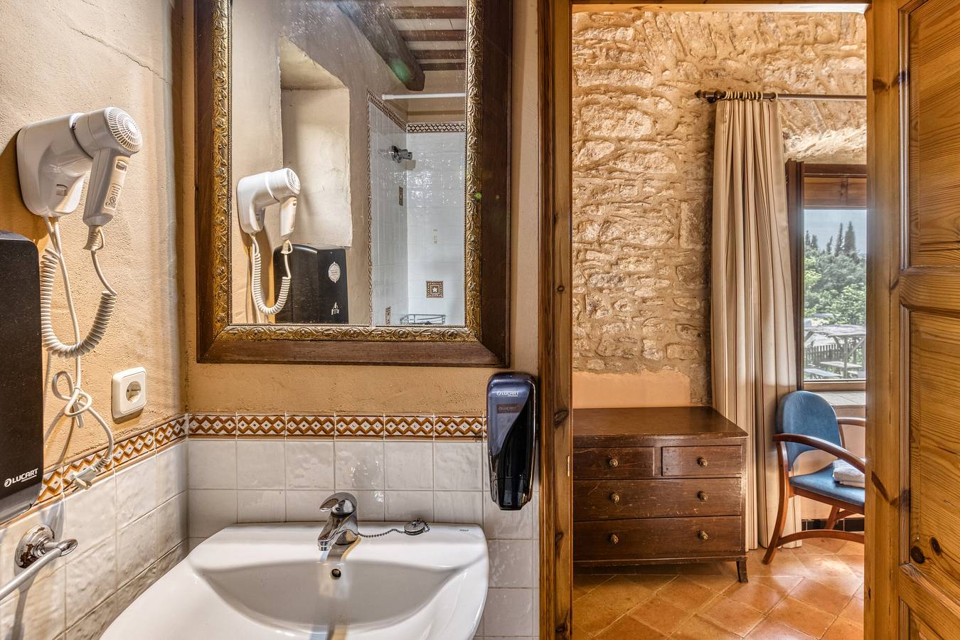 Bed and Breakfast 'Llavià' met gedeeld zwembad, Wifi en airconditioning in Serra de Daró, Costa Brava