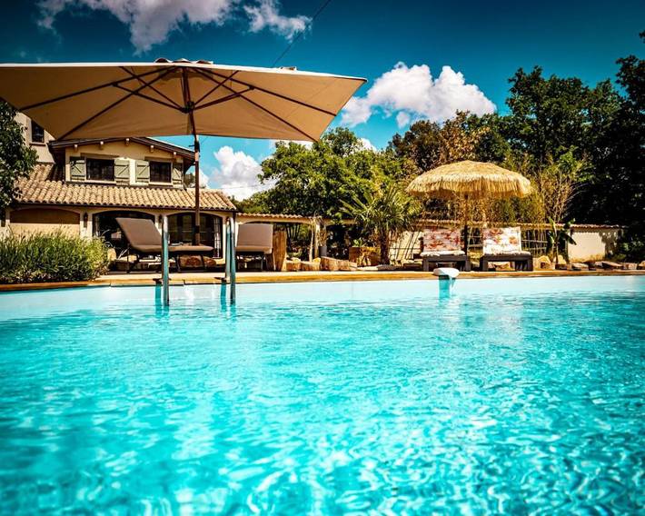 Chambre d’hôte pour 3 personnes, avec Terrasse et Jacuzzi ainsi que Jardin et Piscine