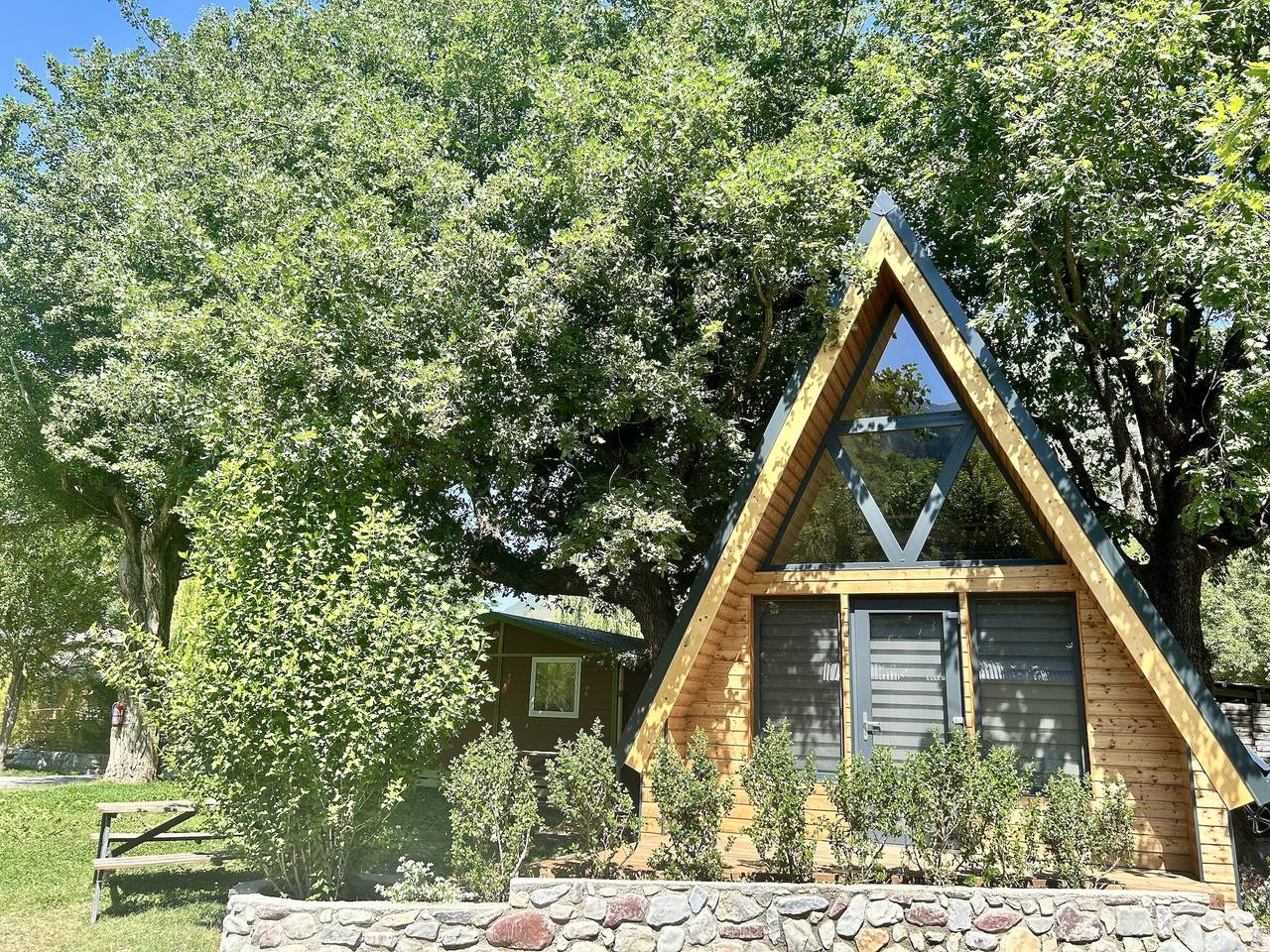 Maison en A avec vue montagne, terrasse privée et Wi-Fi in Touët-sur-Var, Région de Nice