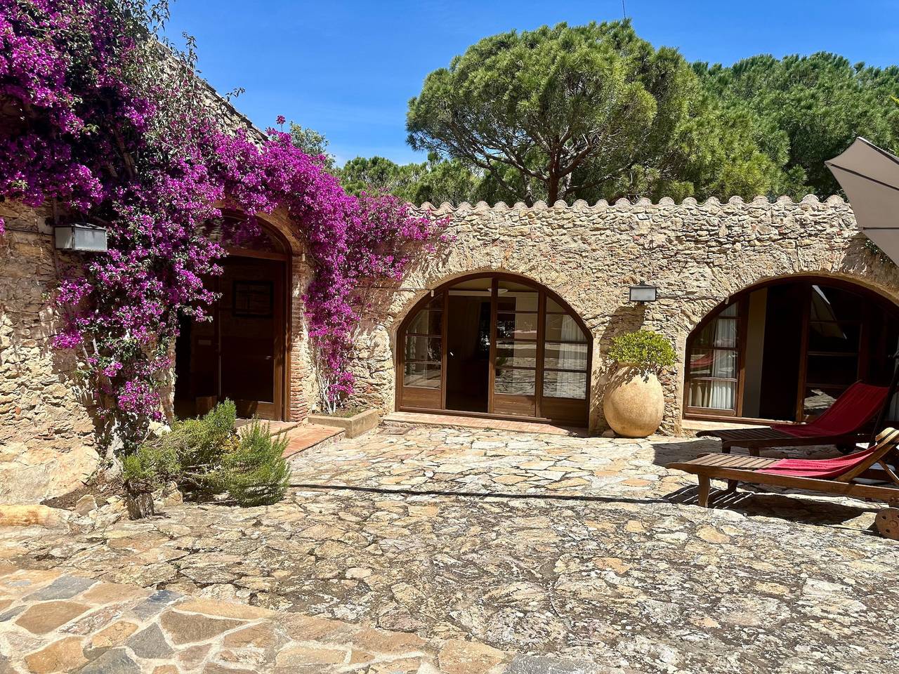 Casa rural 'Cal Duc' con terraza privada, jardín privado y Wi-Fi in els Masos de Pals, Pals