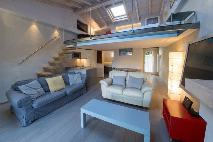 Apartamento inteiro, Apartamento 'Loft Hermitage Lake View Private' com Vista Montanha, Piscina e Wi-Fi in Spiaggia Punta Molino, Porto Valtravaglia
