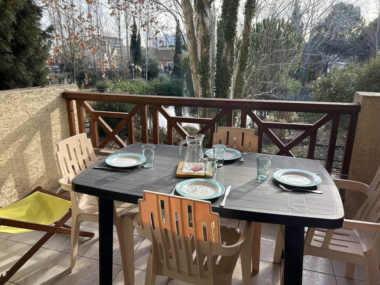 Entire apartment, 2-Room Cabin Apartment, Terrace, Private Parking, Sleeps 5, Port Camargue in Port Camargue, Le Grau-du-Roi