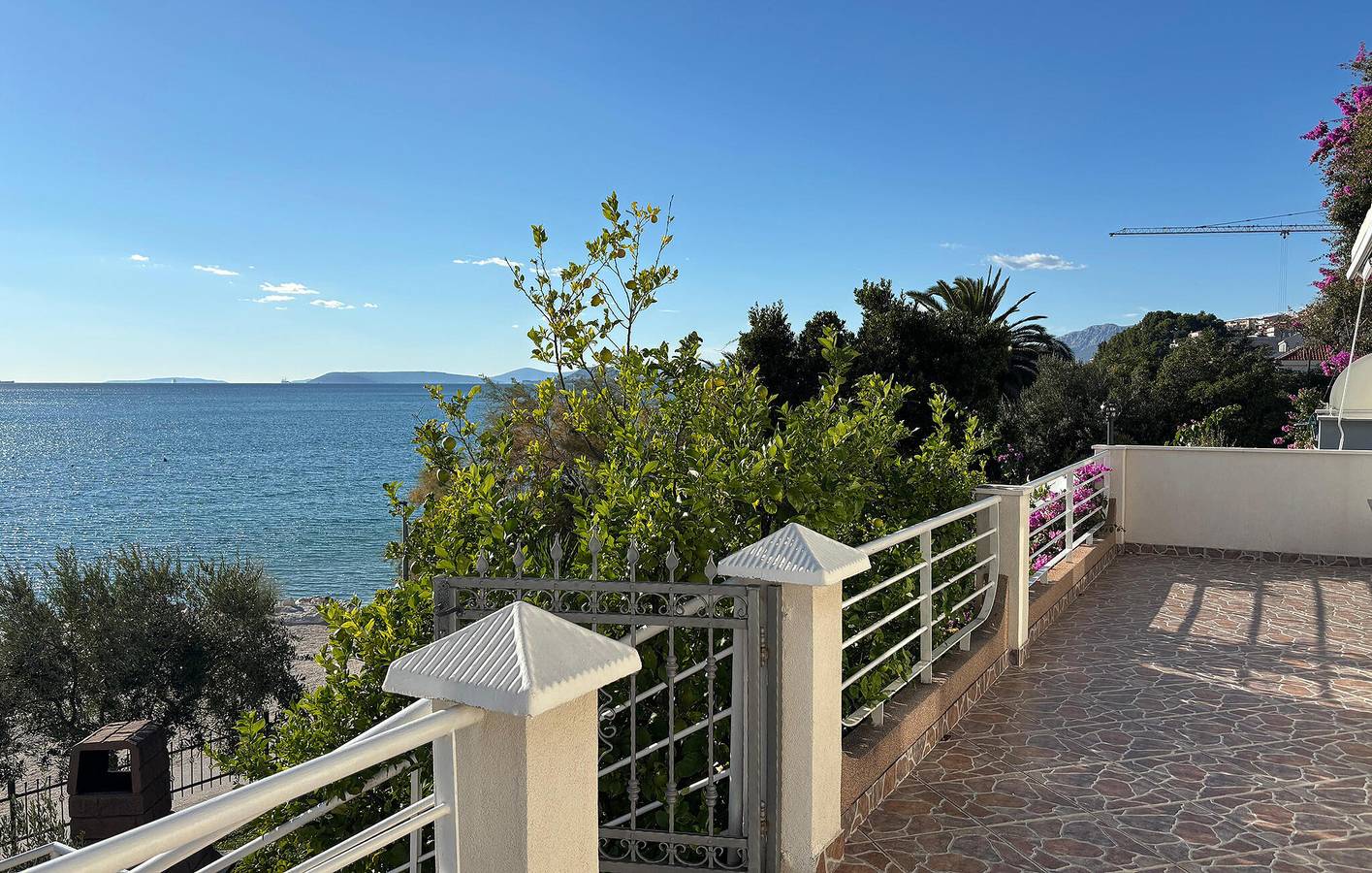 Entire holiday apartment, Seaside Retreat: Cozy 1-BR Apartment with Wi-Fi, Terrace & Parking in Grljevac (Podstrana), Podstrana