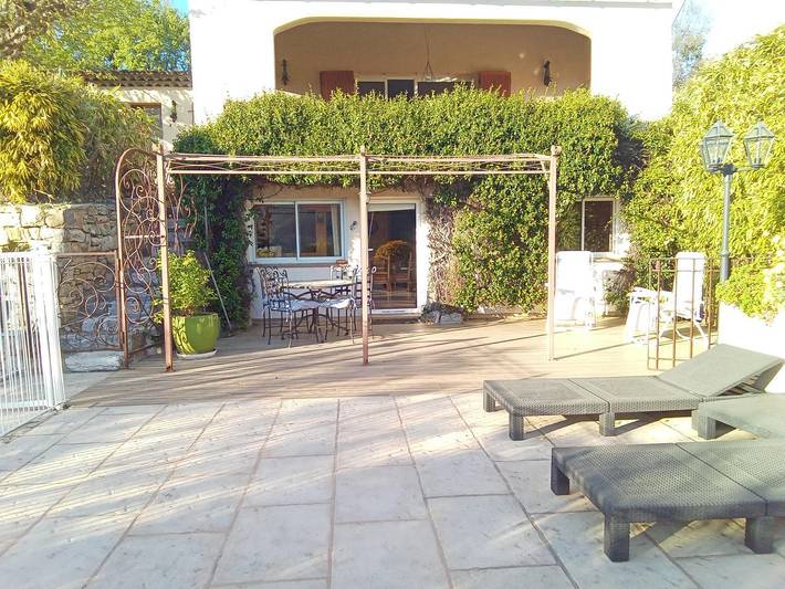 Gîte pour 4 personnes, avec piscine ainsi que vue et jardin dans le Var